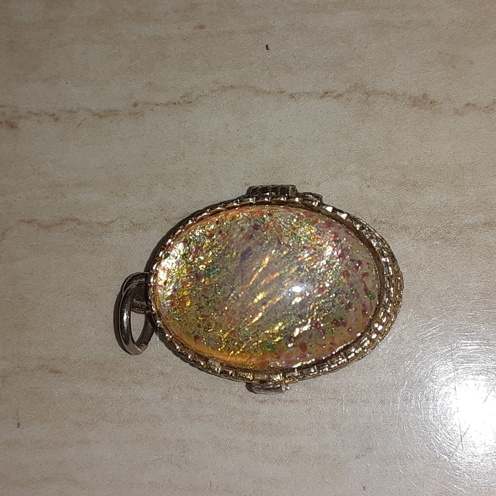 VINTAGE CONFETTI RESIN CABOCHAN LOCKET NRMINT CONDITION